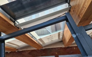 Konstruktionsdetail mit Holz, Stahl und Glas