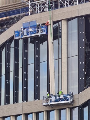 Montage der Fassade auf der Baustelle
